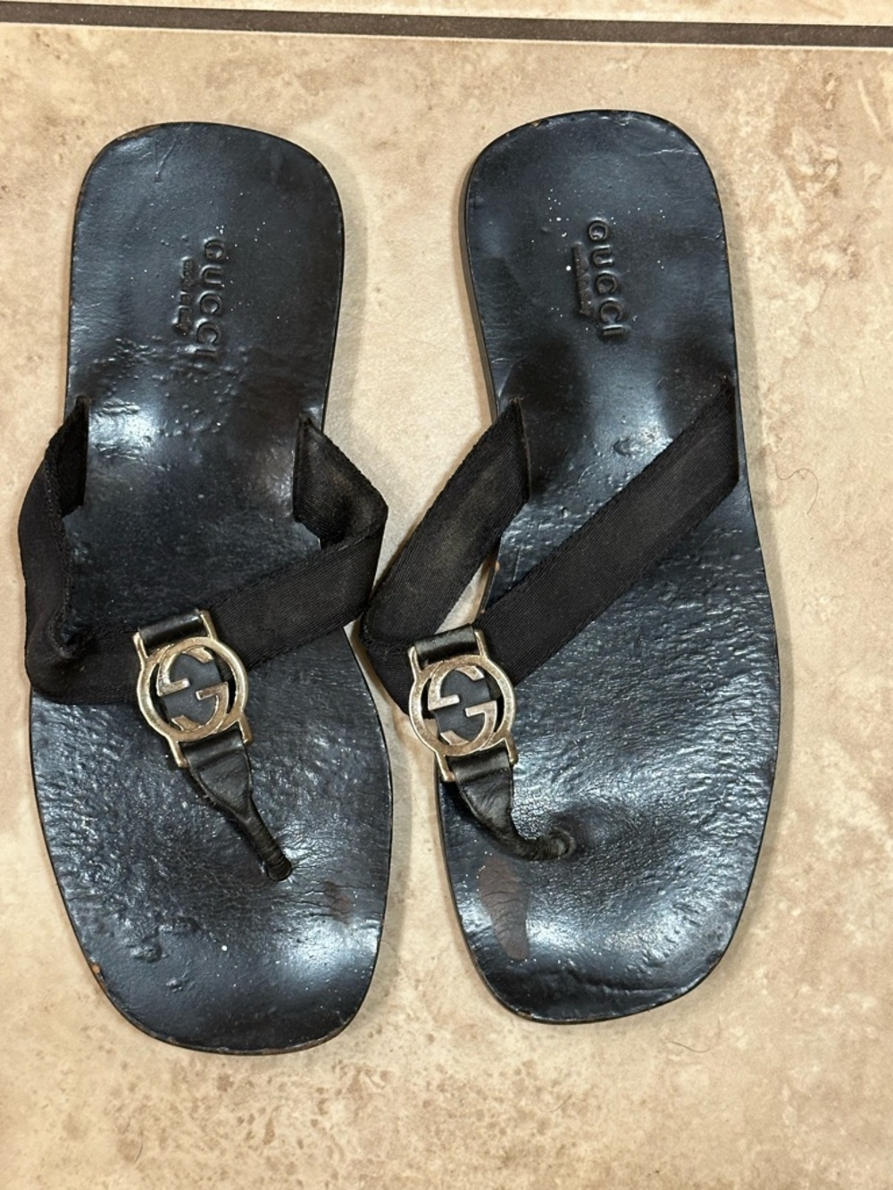 Gucci Black Leather Logo Thong Sandals - Picture 11 of 11